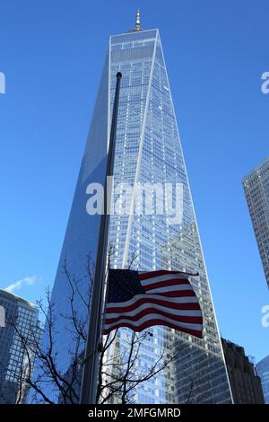 Un drapeau des États-Unis en Berne au One World trace Center, mardi 24 janvier 2023, à New York, en l'honneur des victimes de fusillades de masse au Star Ballroom Dance Studio à Monterey Park, Calif. Banque D'Images