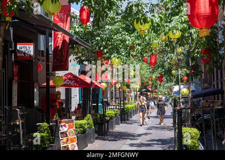 Kensington Street Chippendale à Sydney, quartier de style de vie, gastronomie et patrimoine affichant des lanternes lunaires du nouvel an chinois rouges et jaunes, Sydney, 2023 Banque D'Images