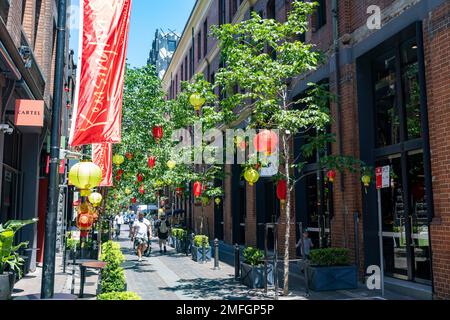 Kensington Street Chippendale à Sydney, quartier du style de vie, de la nourriture et du patrimoine affichant des lanternes lunaires chinoises du nouvel an rouge et jaune,Sydney,2023 Banque D'Images