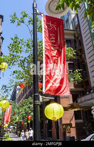 Kensington Street Chippendale à Sydney, quartier du style de vie, de la nourriture et du patrimoine affichant des lanternes lunaires chinoises du nouvel an rouge et jaune,Sydney,2023 Banque D'Images