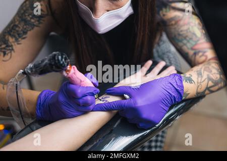 Photo de l'artiste tatouage tatouage gros plan. Banque D'Images