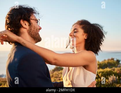 Amour, heureux et mariage avec couple dans la nature pour la célébration, le bonheur et le romantisme. Coucher de soleil, câlin et affectueux avec l'homme et la femme en étreinte à Banque D'Images