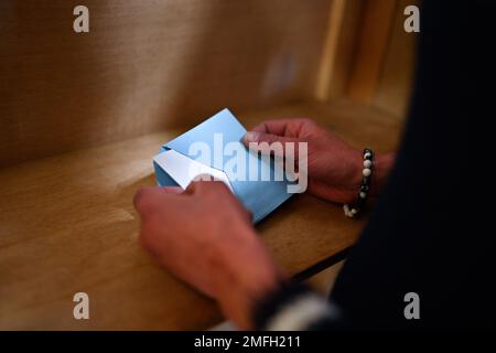 Lyon (sud-est de la France) : bureau de vote dans le district de la Croix Rousse pour le premier tour des élections présidentielles de 2022. Dans la vie privée de Banque D'Images