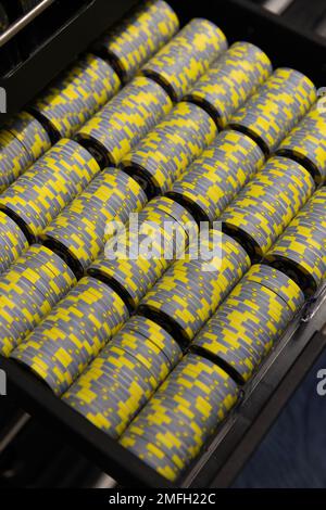 Jetons de poker, cartes et marqueur de distributeur, partie de l'ensemble de jeu de casino. Banque D'Images