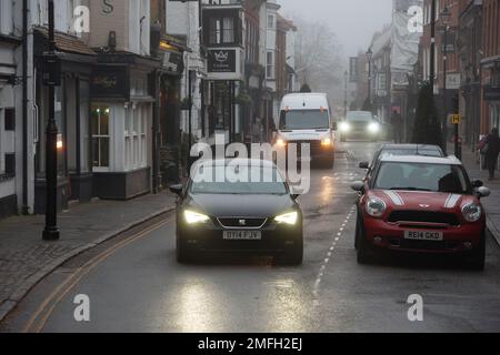 Eton, Windsor, Berkshire, Royaume-Uni. 25th janvier 2023. Un début de journée malin à Eton High Street. Un avertissement météorologique du bureau met a été émis pour un avertissement jaune de brouillard jusqu'en 8am ce matin. Toutefois, le brouillard reste comme les températures de gel. Crédit : Maureen McLean/Alay Live News Banque D'Images