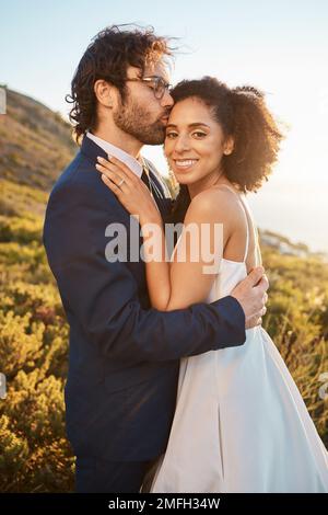 L'amour, le mariage ou le couple baiser dans la campagne ou la nature dans une heureuse célébration ou le mariage interracial. Embrassez-vous, une femme noire ou un homme romantique qui s'enserre Banque D'Images