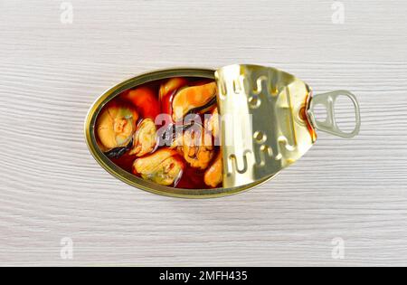 Photo en grand angle d'une délicieuse boîte de moules sur une table en bois rustique Banque D'Images