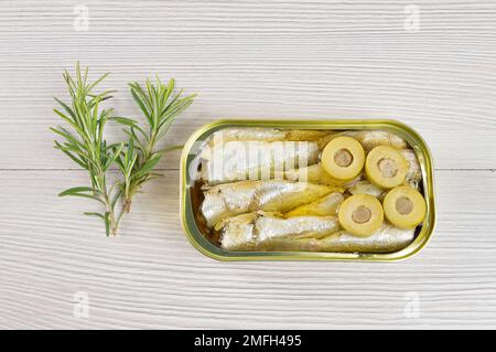 Boîte de sardines sur une table en bois rustique Banque D'Images