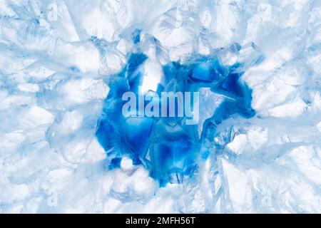 Coupe transversale bleu agate incroyable. Formation de minéraux de cristal naturel. Belle texture macro photo fond de pierre précieuse Banque D'Images