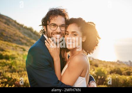 Portrait, couple de mariage et mariage interracial accolatent dans la nature, heureux et excité tout en célébrant l'amour, le commencement et le romantisme. Visage, mariée et Banque D'Images