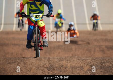 Les coureurs du BMX se disputent dans la classe enfant Banque D'Images