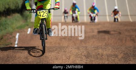 Les coureurs du BMX se disputent dans la classe enfant Banque D'Images