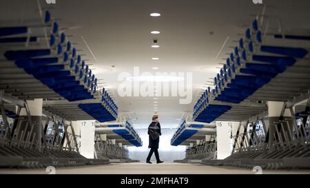 AMSTERDAM - le nouveau parking pour vélos à Amsterdam Central. Le nouveau parking Stationsplein peut accueillir 7 000 vélos. Le hangar à vélos a été construit sous l'eau et est relié sous terre au métro et à la salle de station. ANP KOEN VAN WEEL pays-bas hors - belgique hors Banque D'Images
