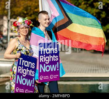 Les militants pro-trans se réunissent en dehors du Parlement écossais comme le projet de loi sur la réforme de la reconnaissance des genres (Écosse) est un projet de loi qui va modifier l'actuel Gender Recognition Act 2004 pour introduire de nouveaux critères pour les candidats qui souhaitent obtenir un certificat de reconnaissance des genres (GRC). Lorsqu'une personne trans obtient un GRC, cela signifie qu'elle est légalement reconnue dans son sexe acquis et qu'elle peut obtenir un nouveau certificat de naissance indiquant ce sexe. Crédit: Euan Cherry Banque D'Images