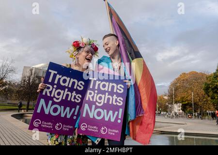 Les militants pro-trans se réunissent en dehors du Parlement écossais comme le projet de loi sur la réforme de la reconnaissance des genres (Écosse) est un projet de loi qui va modifier l'actuel Gender Recognition Act 2004 pour introduire de nouveaux critères pour les candidats qui souhaitent obtenir un certificat de reconnaissance des genres (GRC). Lorsqu'une personne trans obtient un GRC, cela signifie qu'elle est légalement reconnue dans son sexe acquis et qu'elle peut obtenir un nouveau certificat de naissance indiquant ce sexe. Crédit: Euan Cherry Banque D'Images