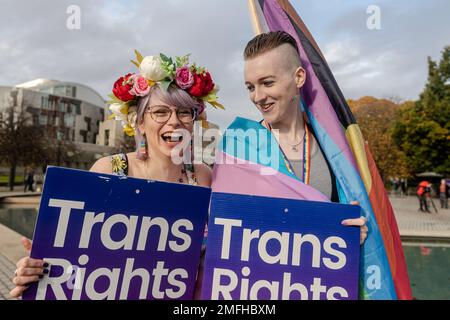 Les militants pro-trans se réunissent en dehors du Parlement écossais comme le projet de loi sur la réforme de la reconnaissance des genres (Écosse) est un projet de loi qui va modifier l'actuel Gender Recognition Act 2004 pour introduire de nouveaux critères pour les candidats qui souhaitent obtenir un certificat de reconnaissance des genres (GRC). Lorsqu'une personne trans obtient un GRC, cela signifie qu'elle est légalement reconnue dans son sexe acquis et qu'elle peut obtenir un nouveau certificat de naissance indiquant ce sexe. Crédit: Euan Cherry Banque D'Images