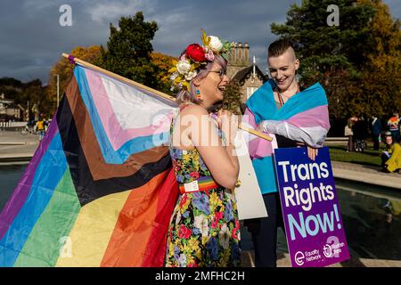 Les militants pro-trans se réunissent en dehors du Parlement écossais comme le projet de loi sur la réforme de la reconnaissance des genres (Écosse) est un projet de loi qui va modifier l'actuel Gender Recognition Act 2004 pour introduire de nouveaux critères pour les candidats qui souhaitent obtenir un certificat de reconnaissance des genres (GRC). Lorsqu'une personne trans obtient un GRC, cela signifie qu'elle est légalement reconnue dans son sexe acquis et qu'elle peut obtenir un nouveau certificat de naissance indiquant ce sexe. Crédit: Euan Cherry Banque D'Images