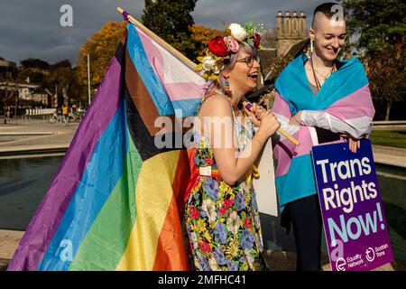 Les militants pro-trans se réunissent en dehors du Parlement écossais comme le projet de loi sur la réforme de la reconnaissance des genres (Écosse) est un projet de loi qui va modifier l'actuel Gender Recognition Act 2004 pour introduire de nouveaux critères pour les candidats qui souhaitent obtenir un certificat de reconnaissance des genres (GRC). Lorsqu'une personne trans obtient un GRC, cela signifie qu'elle est légalement reconnue dans son sexe acquis et qu'elle peut obtenir un nouveau certificat de naissance indiquant ce sexe. Crédit: Euan Cherry Banque D'Images