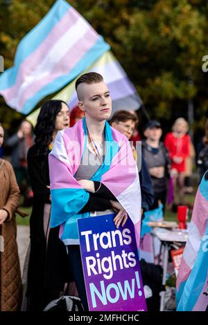 Les militants pro-trans se réunissent en dehors du Parlement écossais comme le projet de loi sur la réforme de la reconnaissance des genres (Écosse) est un projet de loi qui va modifier l'actuel Gender Recognition Act 2004 pour introduire de nouveaux critères pour les candidats qui souhaitent obtenir un certificat de reconnaissance des genres (GRC). Lorsqu'une personne trans obtient un GRC, cela signifie qu'elle est légalement reconnue dans son sexe acquis et qu'elle peut obtenir un nouveau certificat de naissance indiquant ce sexe. Crédit: Euan Cherry Banque D'Images