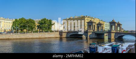 St. Petersbourg, vue panoramique sur le pont Lomonosov au-dessus de la rivière Fontanka Banque D'Images