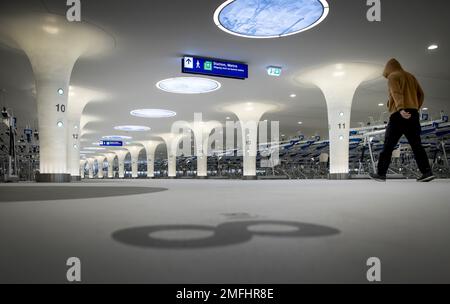 AMSTERDAM - le nouveau parking pour vélos à Amsterdam Central. Le nouveau parking Stationsplein peut accueillir 7 000 vélos. Le hangar à vélos a été construit sous l'eau et est relié sous terre au métro et à la salle de station. ANP KOEN VAN WEEL pays-bas hors - belgique hors Banque D'Images