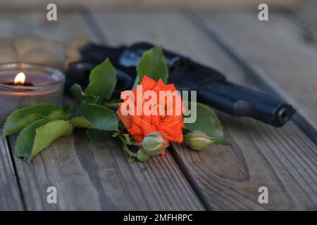 art photo. vintage encore la vie avec le canon et la rose sur fond de bois Banque D'Images