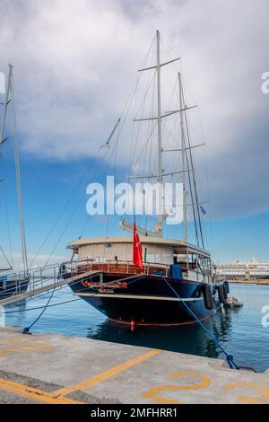 Rhodes, Grèce - 24 août 2022: Vue panoramique de magnifiques yachts se trouvent dans le port de Rhodes, Grèce. Photo de haute qualité Banque D'Images