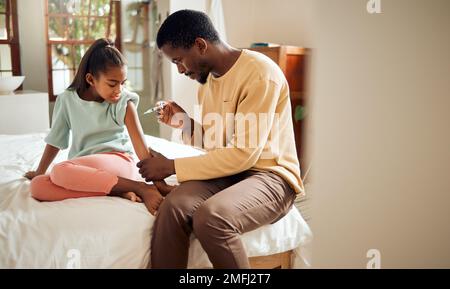 Fille, père et vaccin de santé dans la chambre à la maison pour le bien-être. Amour, famille noire et soins de l'homme avec injection de vaccination pour enfant ou enfant contre Banque D'Images