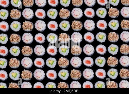 Répétition de l'arrière-plan de différents types de rouleaux de sushis maki sur fond noir. Photo de haute qualité Banque D'Images