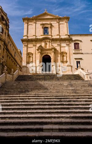 Des escaliers mènent à la façade de l’église Chiesa di San Francesco d’Assisi all’Immacolata dans la ville baroque tardive de Noto. Banque D'Images