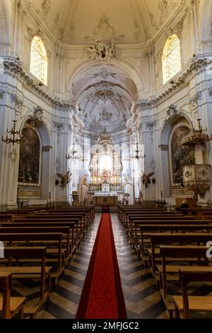 Autel, mobilier intérieur et plafonds peints à l'intérieur de l'église notre-Dame du Carmel, Chiesa Parrocchiale della Madonna del Carmine à Noto. Banque D'Images