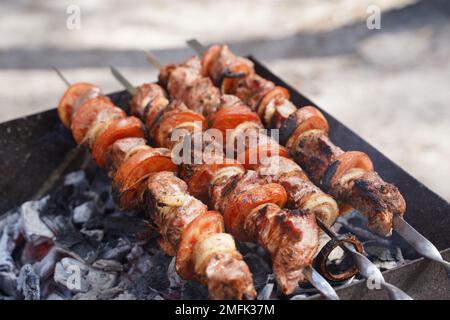 Brochettes barbecue Brochettes de viande avec des légumes sur flaming grill Banque D'Images