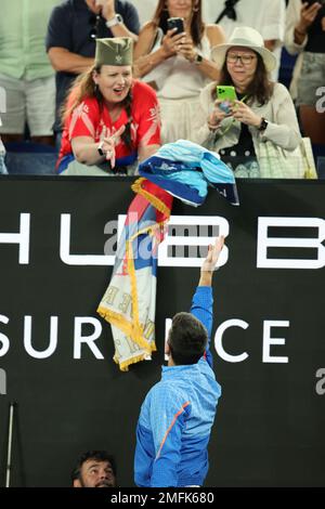 Melbourne, Australie. 25th janvier 2023. Novak Djokovic, de Serbie, signe des autographes pour les fans après avoir battu Andrey Rublev 6-1 6-2 6-4 lors de la finale du trimestre, jour 10, à l'Open de tennis australien 2023 à Rod laver Arena, Melbourne, Australie, le 25 janvier 2023. Photo de Peter Dovgan. Utilisation éditoriale uniquement, licence requise pour une utilisation commerciale. Aucune utilisation dans les Paris, les jeux ou les publications d'un seul club/ligue/joueur. Crédit : UK Sports pics Ltd/Alay Live News Banque D'Images