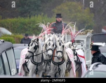 Le cortège funéraire d'elle Edwards arrive à l'église Saint-Nicolas de Wallasey. Date de la photo: Mercredi 25 janvier 2023. Banque D'Images