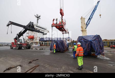 Hambourg, Allemagne. 25th janvier 2023. Les pièces individuelles d'une machine à aléser pour la construction d'un tunnel de chauffage urbain sous l'Elbe sont déchargées. Les 47 pièces individuelles de la machine à aléser de tunnel de 670 tonnes seront d'abord temporairement entreposées et pré-assemblées avant d'être utilisées sur le site de construction de la péninsule de Dradenau, sur la rive sud de l'Elbe, en été. Credit: Christian Charisius/dpa/Alay Live News Banque D'Images