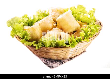 Manioc frit avec des légumes et des sauces, une collation typiquement brésilienne servie dans les restaurants et les bars, cuisine brésilienne, fond blanc, isola Banque D'Images