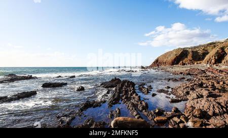 La magnifique côte rocheuse avec des falaises rugueuses et un terrain au bord de la mer par une journée ensoleillée dans le parc de la région de Hallet Cove, en Australie Banque D'Images