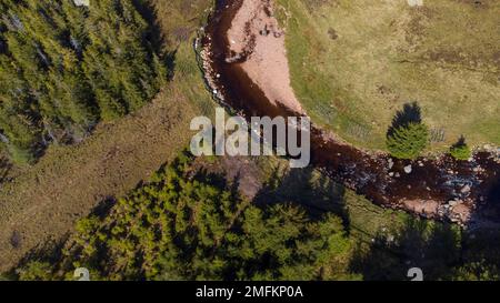 Vue aérienne sur la rivière Muick et la forêt de pins sur le domaine Balmoral dans le parc national de Cairngorms dans les Highlands écossais d'Écosse, Banque D'Images