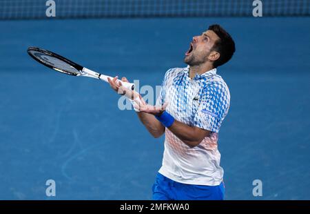 (230125) -- MELBOURNE, le 25 janvier 2023 (Xinhua) -- Novak Djokovic de Serbie réagit au cours de la finale masculine des singles contre Andrey Rublev de Russie à l'Open d'Australie à Melbourne Park à Melbourne, en Australie, le 25 janvier 2023. (Phtoto par Hu Jingchen/Xinhua) Banque D'Images