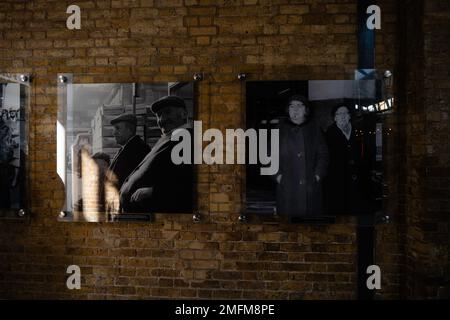 Londres - 02 27 2022 : exposition de peintures représentant le marché de Covent Garden en 1960s Banque D'Images