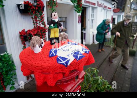 Un surmatelas en maille célébrant la nuit de Burns placé sur une boîte postale à Alloway, Ayrshire. Date de la photo: Mercredi 25 janvier 2023. Banque D'Images
