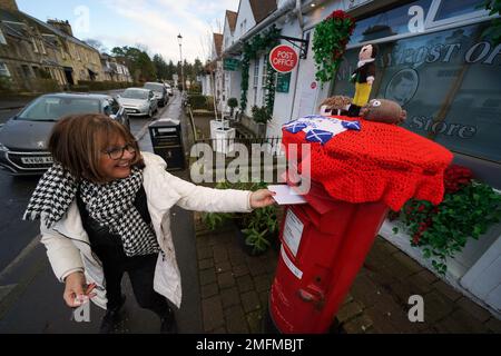 Un surmatelas en maille célébrant la nuit de Burns placé sur une boîte postale à Alloway, Ayrshire. Date de la photo: Mercredi 25 janvier 2023. Banque D'Images