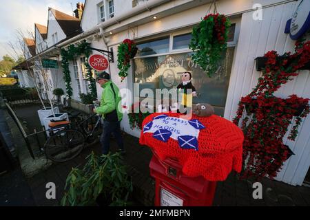 Un surmatelas en maille célébrant la nuit de Burns placé sur une boîte postale à Alloway, Ayrshire. Date de la photo: Mercredi 25 janvier 2023. Banque D'Images