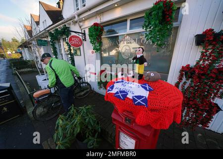 Un surmatelas en maille célébrant la nuit de Burns placé sur une boîte postale à Alloway, Ayrshire. Date de la photo: Mercredi 25 janvier 2023. Banque D'Images