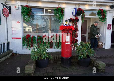 Un surmatelas en maille célébrant la nuit de Burns placé sur une boîte postale à Alloway, Ayrshire. Date de la photo: Mercredi 25 janvier 2023. Banque D'Images