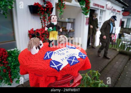 Un surmatelas en maille célébrant la nuit de Burns placé sur une boîte postale à Alloway, Ayrshire. Date de la photo: Mercredi 25 janvier 2023. Banque D'Images