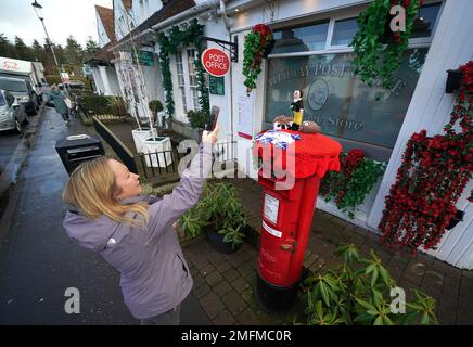Un surmatelas en maille célébrant la nuit de Burns placé sur une boîte postale à Alloway, Ayrshire. Date de la photo: Mercredi 25 janvier 2023. Banque D'Images