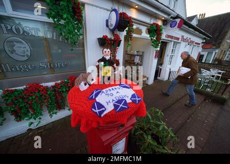 Un surmatelas en maille célébrant la nuit de Burns placé sur une boîte postale à Alloway, Ayrshire. Date de la photo: Mercredi 25 janvier 2023. Banque D'Images