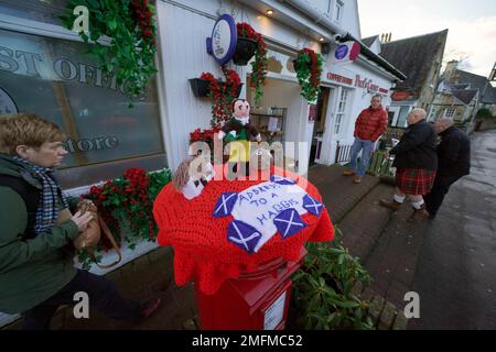 Un surmatelas en maille célébrant la nuit de Burns placé sur une boîte postale à Alloway, Ayrshire. Date de la photo: Mercredi 25 janvier 2023. Banque D'Images
