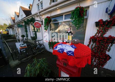 Un surmatelas en maille célébrant la nuit de Burns placé sur une boîte postale à Alloway, Ayrshire. Date de la photo: Mercredi 25 janvier 2023. Banque D'Images